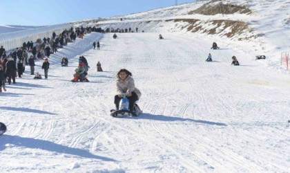 Yedikuyular Kayak Merkezi, hafta sonu 15 bin ziyaretçiyi ağırladı