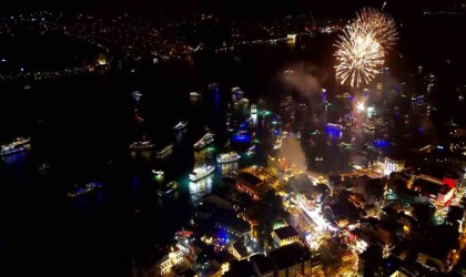 Yeni yıl havai fişeklerle karşılandı