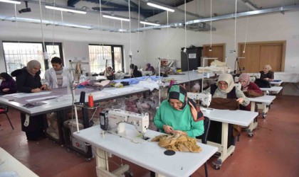Yıldırımda kadınlar, dikiş ve nakış ile ekonomiye katkı sağlıyor