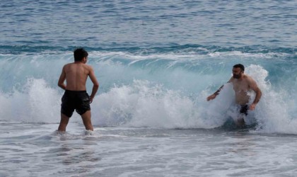 Yüksek kesimlerinde kar etkili olan Antalyanın sahilinde deniz keyfi