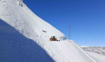 Yüksekovada karla mücadele çalışması