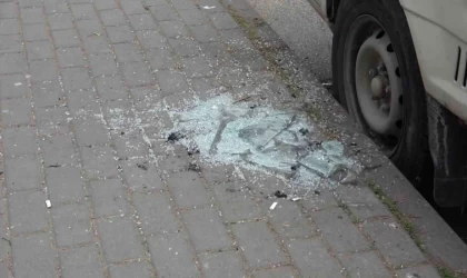 11 kere evin camını kırdı, yetmedi abisinin aracını yakmaya çalıştı..