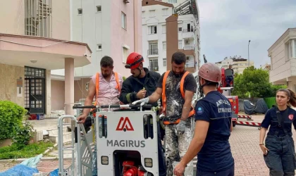 12. katta can pazarı: 2 işçi iskelede mahsur kaldı