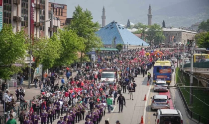 23 Nisan’da binlerce çocuk ellerinde bayraklarla yürüdü
