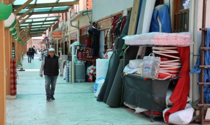 63 yıllık çadırcı Eroğlu: ”Altın gibi mesleğe işçi bulamıyoruz”