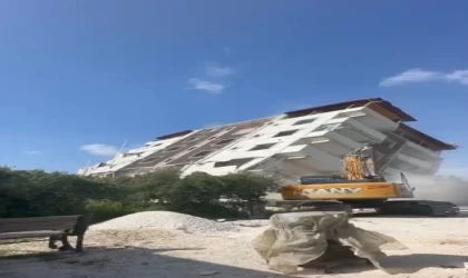 7 katlı bina yerle bir oldu