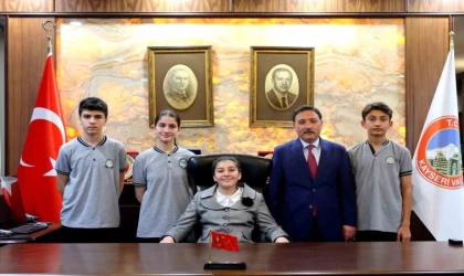 7. sınıf öğrencisi Zeynep, Vali Çiçek’in koltuğunu devraldı