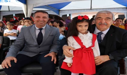 Abdulkadir Konukoğlu mezun olduğu ilkokulda