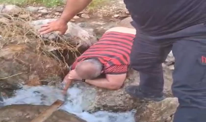 Adana’da ilginç olay: Su altında kolu iki kaya arasına sıkıştı