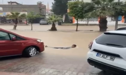 Adana’da yağmur hayatı felç etti: Kimi yüzdü kimi mahsur kaldı