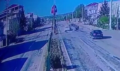 Adıyaman’da 2 otomobilin çarpışma anları kamerada