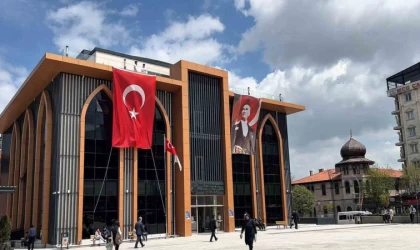 Afyonkarahisar’da gençlere sıcak çay, kadınlara destek