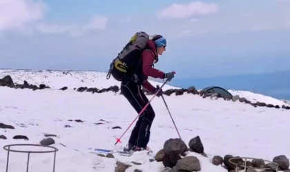 Ağrı Dağı’nın 3 bin 500 rakımında kayak keyfi