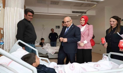 Ağrı’da 23 Nisan coşkusu coşkusu hastane odalarına taşındı