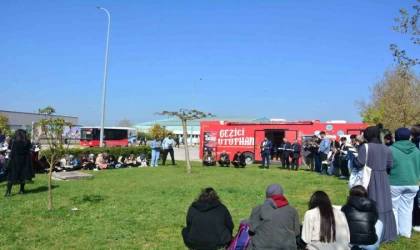 Akademisyenler ve öğrenciler kitap okudular