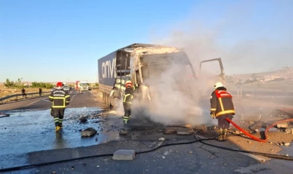 Alev alan tır itfaiye tarafından söndürüldü