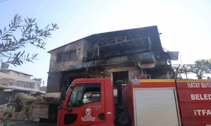 Alevlere teslim olan evdeki 4 kişi dumandan etkilendi