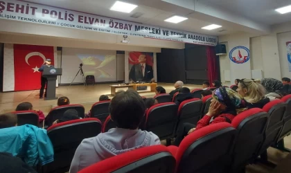 Altıntaş’ta ilk ve ortaokul öğrencilerine temel fotoğrafçılık eğitimi