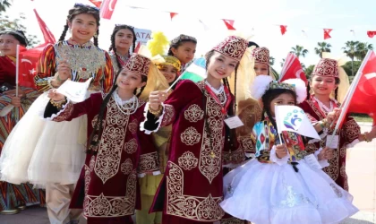 Antalya sokakları dünya çocuklarıyla renklendi