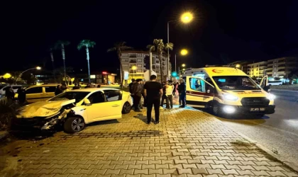 Antalya’da kırmızı ışık ihlali kazayı beraberinde getirdi: 2’si çocuk 4 yaralı