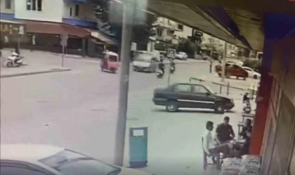 Antalya’da motosiklet ile hafif ticari araç çarpıştı: Kaza anı kamerada