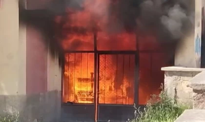 Apartman deposundan alevler yükseldi