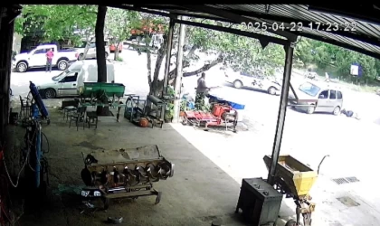 Arabalar çarpıştı, yaya yaralandı