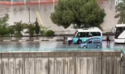 Aracın çarptığı 17 yaşındaki gencin yaralandığı kaza kamerada