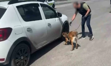 Aracın tabanında 1 kilo 706 gram uyuşturucu madde ele geçirildi