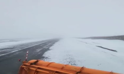 Ardahan-Çıldır kara yolunda kar yağışı etkili oldu