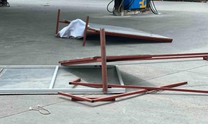 Ataşehir’de şiddetli rüzgarda uçan panolar vatandaşın üzerine düştü