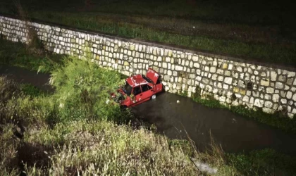Babasından kaçırdığı araçla dereye uçtu
