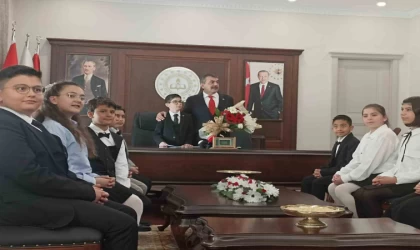 Bakan Tekin, 23 Nisan’da koltuğunu 6’ncı sınıf öğrencisi Ata’ya devretti