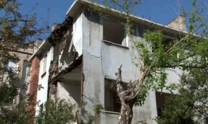 Bakırköy’de 3 katlı metruk binada kısmi çökme meydana geldi