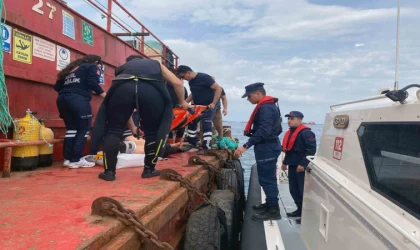 Balıkçı teknesinde yaralanan vatandaşı Sahil Güvenlik ekipleri tahliye etti