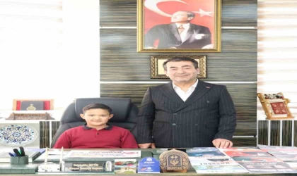 Başkan Metin koltuğunu şehit yeğenine devretti