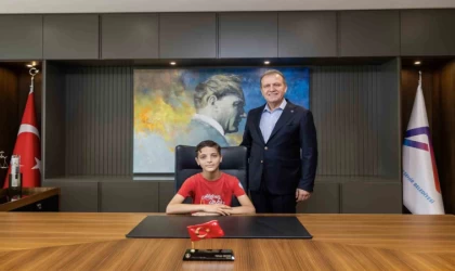 Başkan Seçer, makam koltuğunu öğrencilere bıraktı