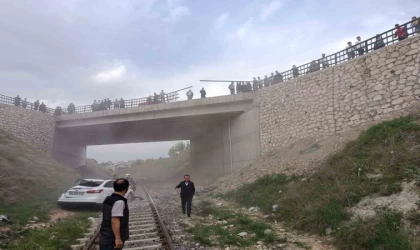 Batman’da kontrolden çıkan otomobil demiryoluna uçtu: 3 yaralı