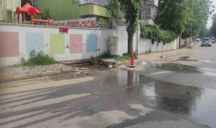 Batman’da su patlağı mahalleyi gölete çevirdi