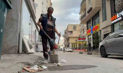 Batman’da vatandaş belediyenin temizlemediği sokağı kendi süpürdü