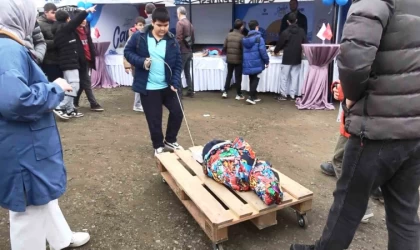 Bedensel engelli öğrenciden bilyalı palette sürüş keyfi