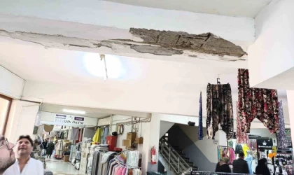 Biga Belediyesi Ticaret Merkezinde deprem sırasında sıva dökülmeleri meydana geldi