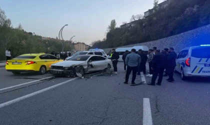 Bitlis’te otomobil ile minibüs kafa kafaya çarpıştı: 8 yaralı