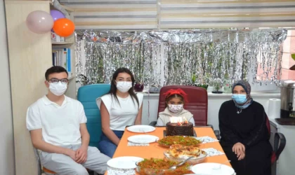 Böbrek nakli olan çocuklar hekimleriyle bir araya geldi