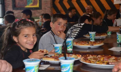 Bulanık’ta köy çocuklarına pizza ikramı