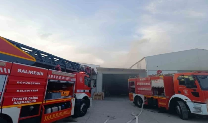 Burhaniye’de marangoz atölyesi alevlere teslim oldu