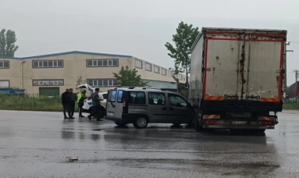 Bursa’da hafif ticari araç kamyonla çarpıştı: 1 yaralı