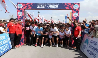 Büyükşehir Spor A.Ş.’nin çocuk koşusuna yüzlerce minik sporcu katıldı