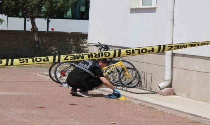 Cam silerken 4’üncü kattan düşen kadın ağır yaralandı
