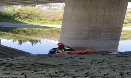 Çamura saplanan vatandaşı itfaiye kurtardı